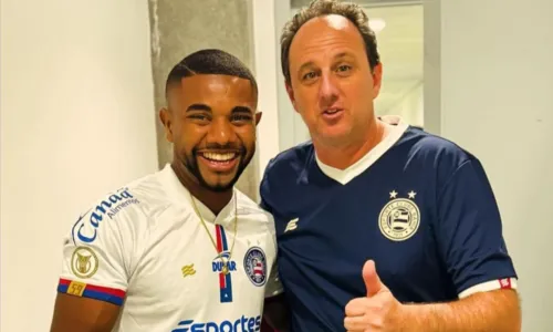 
				
					Thiaguinho, Davi e mais famosos assistem jogo do Bahia na Fonte Nova
				
				