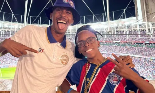 
				
					Thiaguinho, Davi e mais famosos assistem jogo do Bahia na Fonte Nova
				
				