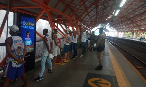 
				
					Torcedores do Bahia danificam catraca em estação de metrô de Salvador
				
				