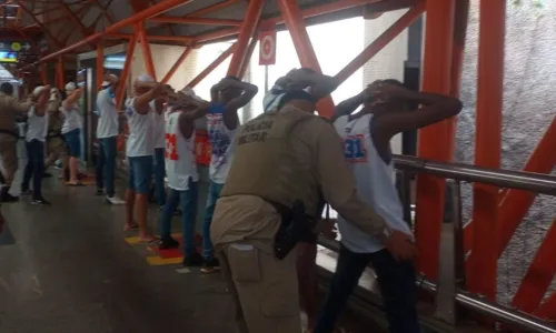 
				
					Torcedores do Bahia danificam catraca em estação de metrô de Salvador
				
				