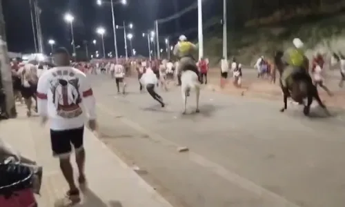 
				
					Torcedores do Vitória e Flamengo brigam no Barradão; veja vídeos
				
				