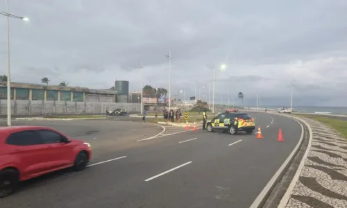 
				
					Trânsito da Av. Octávio Mangabeira é desviado devido a buraco na via
				
				