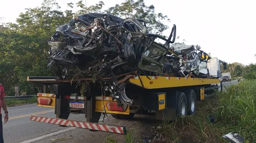 
				
					Três pessoas morrem após colisão entre carros e carreta em Camacã
				
				