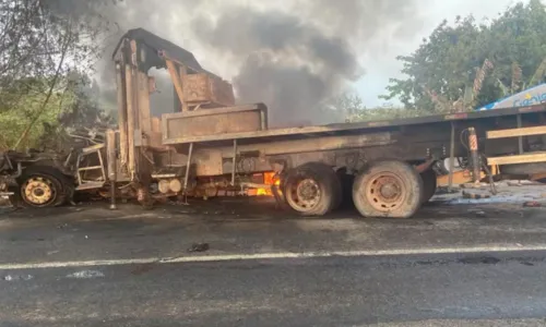 
				
					Três pessoas morrem em acidente entre caminhões na Bahia
				
				