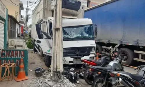 
				
					VÍDEO: Caminhão atravessa via desgovernado e bate em 6 veículos na BA
				
				