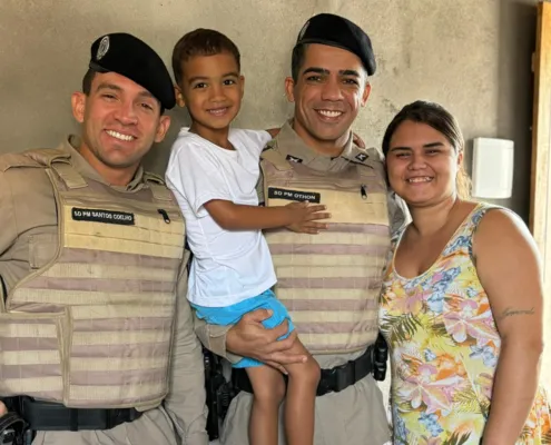 
				
					VÍDEO: Menino de 5 anos ganha aniversário surpresa de PMs
				
				