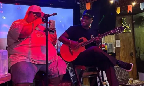  VÍDEO: Thiaguinho surpreende ao cantar em barzinho de Salvador 