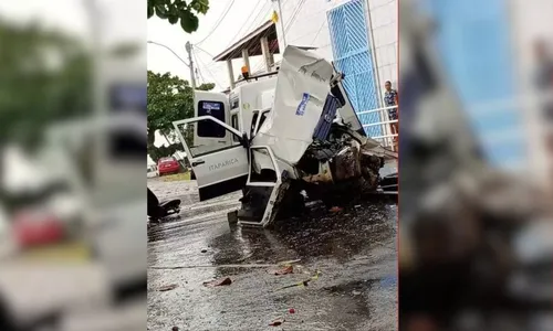 
				
					Vereador fica preso às ferragens após bater veículo em um poste na BA
				
				