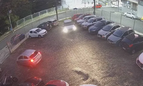 
				
					Vídeo: carro de estudante da UFBA é roubado em estacionamento
				
				