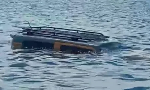 
				
					Vídeo: carro fica submerso após atolar em praia na Bahia
				
				