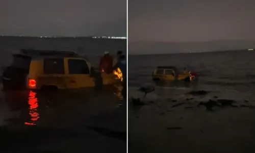 
				
					Vídeo: carro fica submerso após atolar em praia na Bahia
				
				