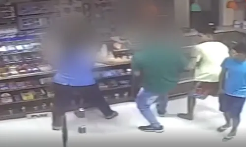 
				
					Vídeo: dono de bar é esfaqueado por cliente após discussão na Bahia
				
				