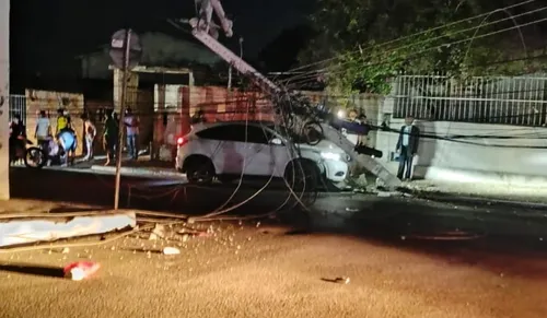 
				
					Vitória da Conquista: bairro sofre apagão após carro bater em poste
				
				