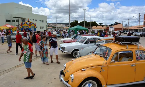 
				
					Vitória da Conquista recebe 10º encontro gratuito de carros antigos
				
				