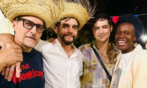 
				
					Wagner Moura comemora aniversário com amigos em cidade do Nordeste
				
				