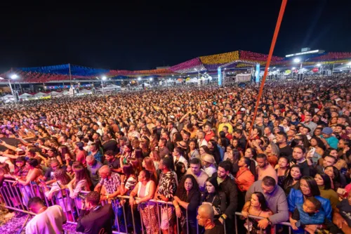 
				
					Wesley Safadão e Flávio José reúnem mais de 100 mil em festa na Bahia
				
				