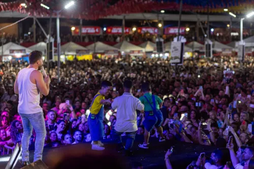 
				
					Wesley Safadão e Flávio José reúnem mais de 100 mil em festa na Bahia
				
				