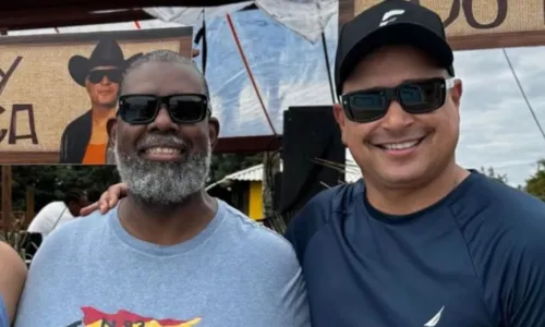 
				
					Xanddy e Péricles comemoram aniversários em festa de São João
				
				