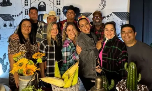 
				
					Xanddy e Péricles comemoram aniversários em festa de São João
				
				