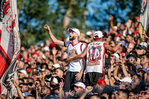 
				
					Zagueiro do Vitória aparece no meio da torcida e se emociona; VÍDEO
				
				