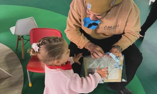 
				
					Zé Felipe se derrete com homenagem na escola de Maria Flor: 'Incrível'
				
				