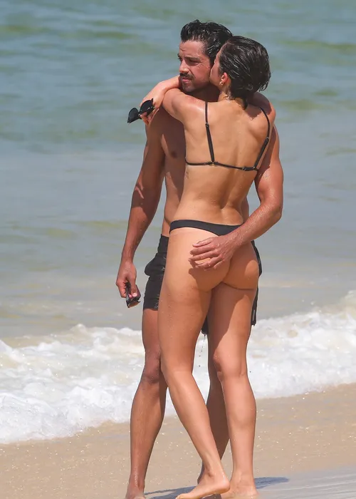 
				
					Agatha Moreira curte praia aos beijos com Rodrigo Simas; veja fotos
				
				