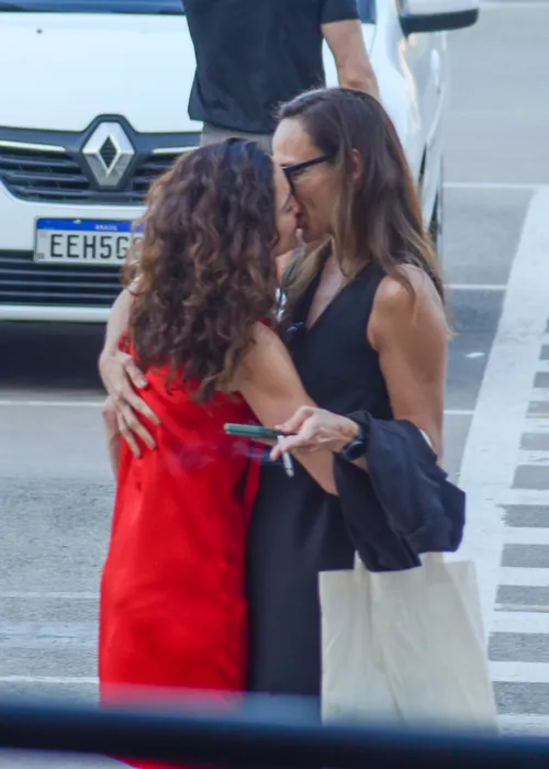 
				
					Alice Braga surge aos beijos com namorada em fotos raras; veja cliques
				
				