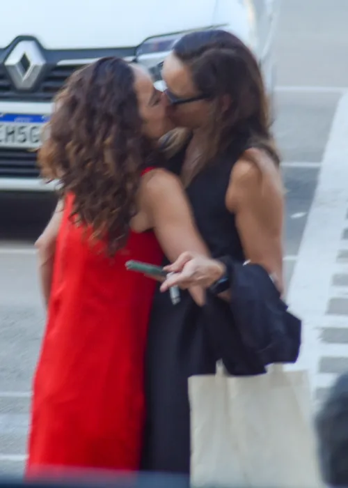 
					Alice Braga surge em foto rara com namorada em festa no RJ
				
				