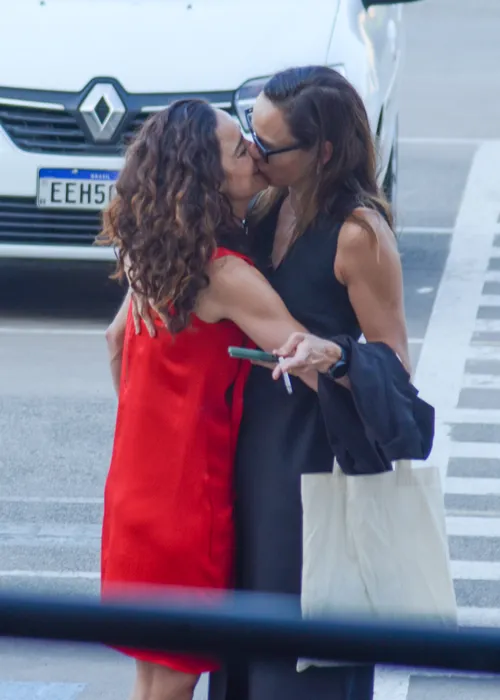 
					Alice Braga surge em foto rara com namorada em festa no RJ
				
				