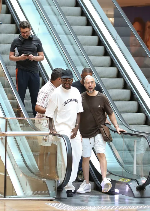 
				
					Belo surge de mãos dadas com pagodeiro em shopping do Rio de Janeiro
				
				