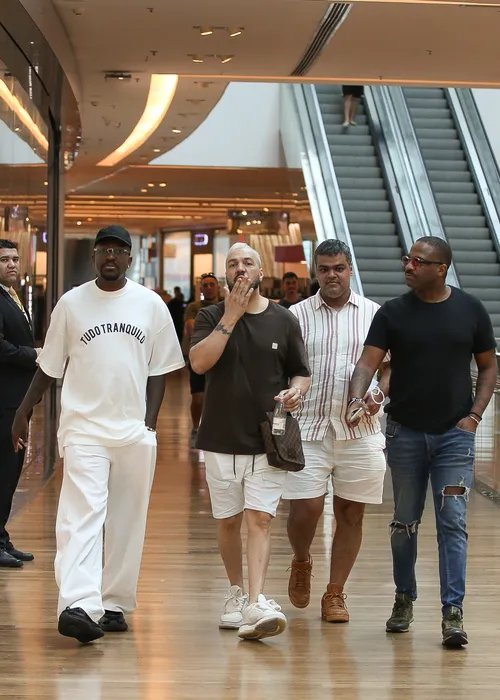 
				
					Belo surge de mãos dadas com pagodeiro em shopping do Rio de Janeiro
				
				