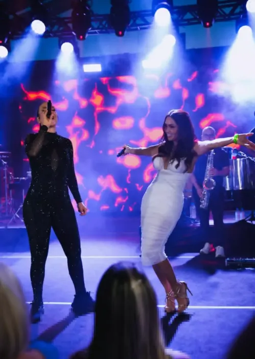 
				
					Bilionária ganha festa de 90 anos com show surpresa de Ivete Sangalo
				
				