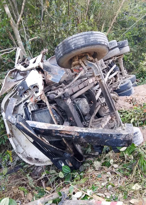 
				
					Caminhões despencam em ribanceira e motoristas ficam feridos na Bahia
				
				