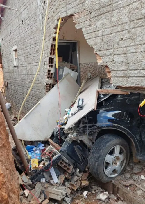 
				
					Carro invade lanchonete e três pessoas ficam feridas na Bahia
				
				