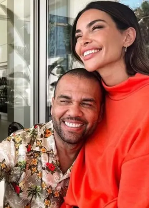 
				
					Daniel Alves publica 1ª foto sete meses após sair da prisão; veja
				
				