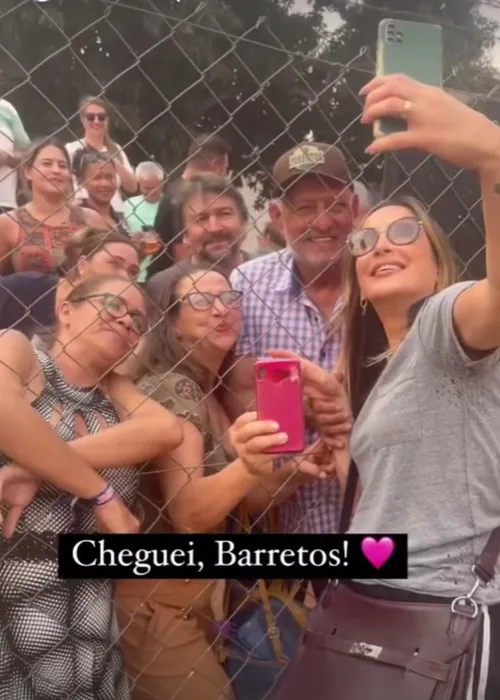 
				
					De boiadeira, Claudia Leitte toca berrante durante show em Barretos
				
				