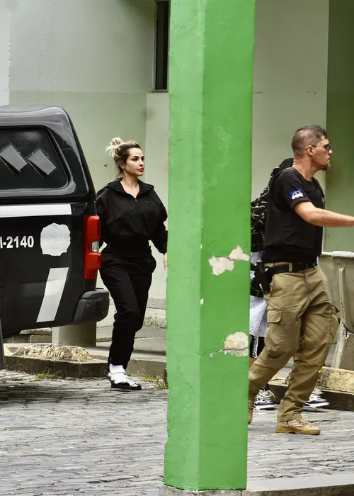 
				
					Deolane Bezerra continuará presa após comoção em porta de presídio
				
				