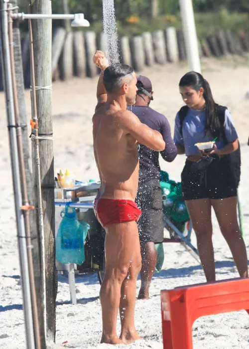 
				
					Diego Ribas é visto em praia e tanquinho chama atenção; veja fotos
				
				