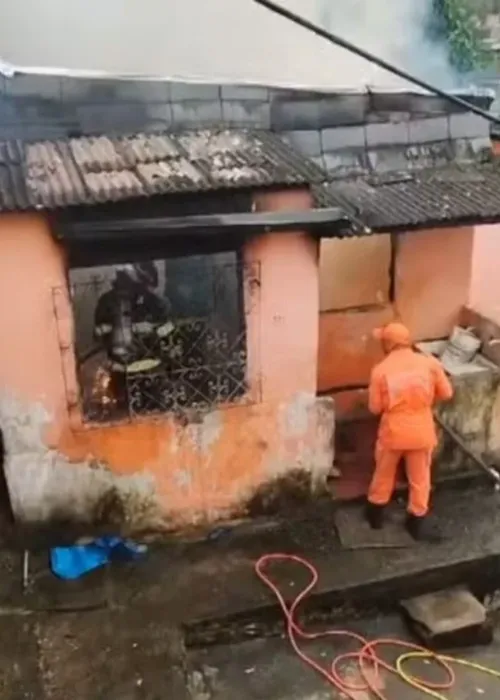 
				
					Duas crianças morrem carbonizadas após casa pegar fogo em Itabuna
				
				