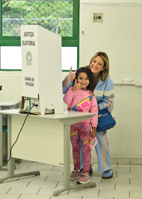 
				
					Eleições 2024: famosos vão às urnas em todo o Brasil; veja fotos
				
				