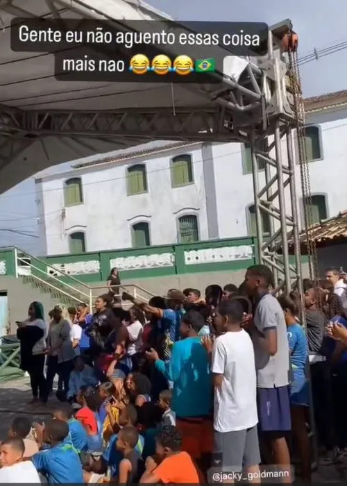 
				
					Festa em Itacaré: moradores celebram Isaquias Queiroz e Jacky Godman
				
				