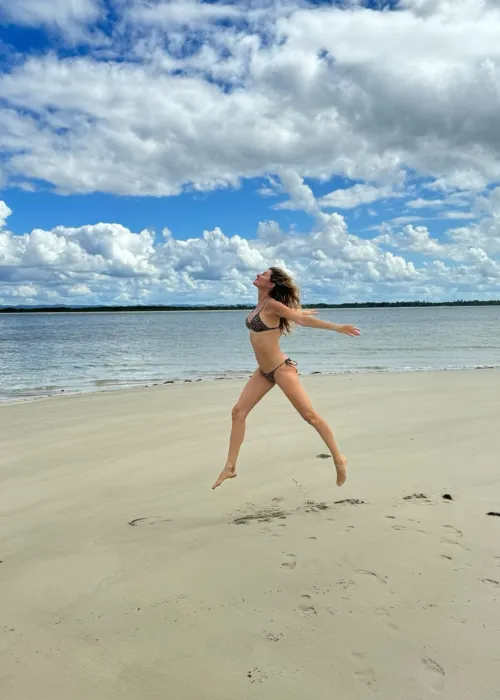 
				
					Gisele Bündchen abre álbum de fotos durante viagem na Bahia
				
				