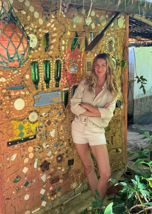 
				
					Gisele Bündchen abre álbum de fotos durante viagem na Bahia
				
				