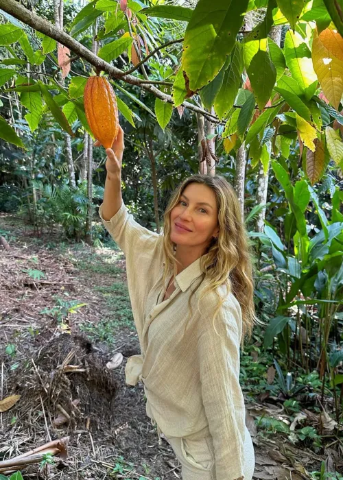 
				
					Gisele Bündchen abre álbum de fotos durante viagem na Bahia
				
				