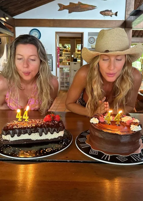 
				
					Gisele Bündchen comemora aniversário com irmã gêmea na Bahia
				
				