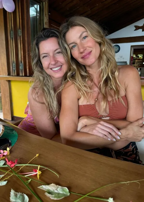 
				
					Gisele Bündchen comemora aniversário com irmã gêmea na Bahia
				
				