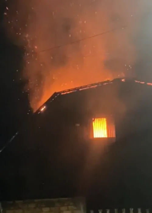 
				
					Incêndio de grandes proporções atinge supermercado no sul da Bahia
				
				