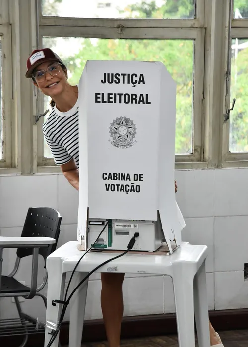 
				
					Ivete Sangalo é tietada por fãs ao votar em Salvador; FOTOS
				
				