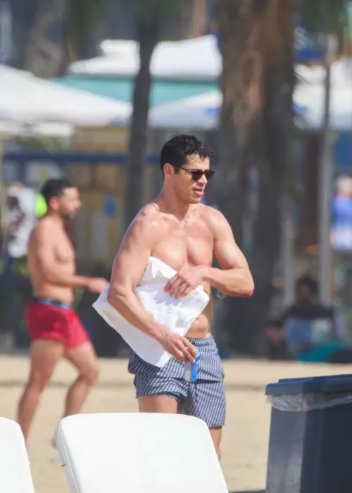 
				
					José Loreto, de No Rancho Fundo, esbanja corpo trincado na praia; veja
				
				