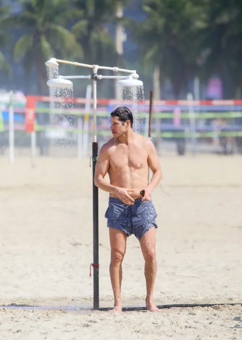 
				
					José Loreto, de No Rancho Fundo, esbanja corpo trincado na praia; veja
				
				